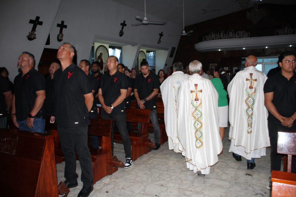 Directivos y jugadores de Venados de Mazatlán en la misa tradicional en la iglesia de la Sagrada Familia.