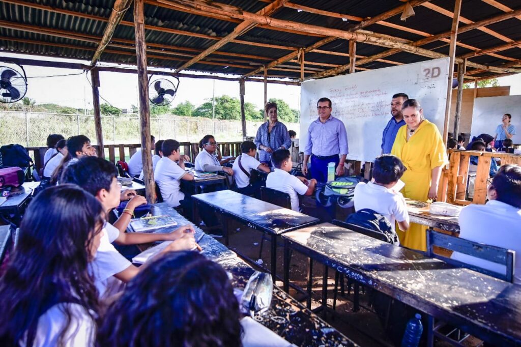 Entrega de apoyos por parte de del gobierno municipal y DIF Mazatlán en la secundaria "Nueva Creación"