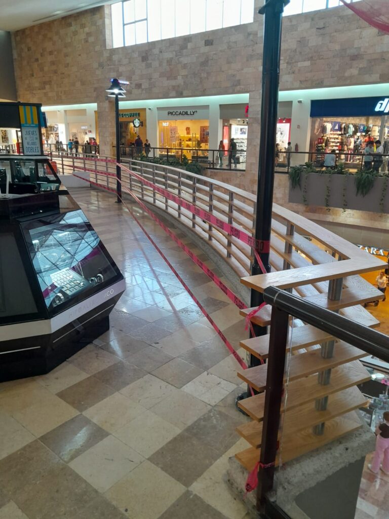 Barandal de madera clausurado en centro comercial de Culiacán