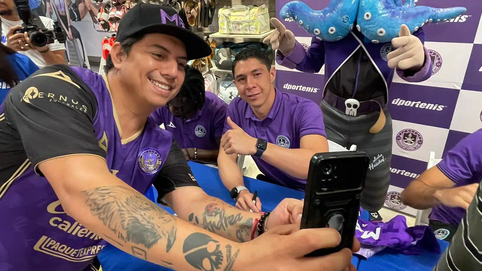 Aficionado tomándose una selfie con jugador de Mazatlán FC