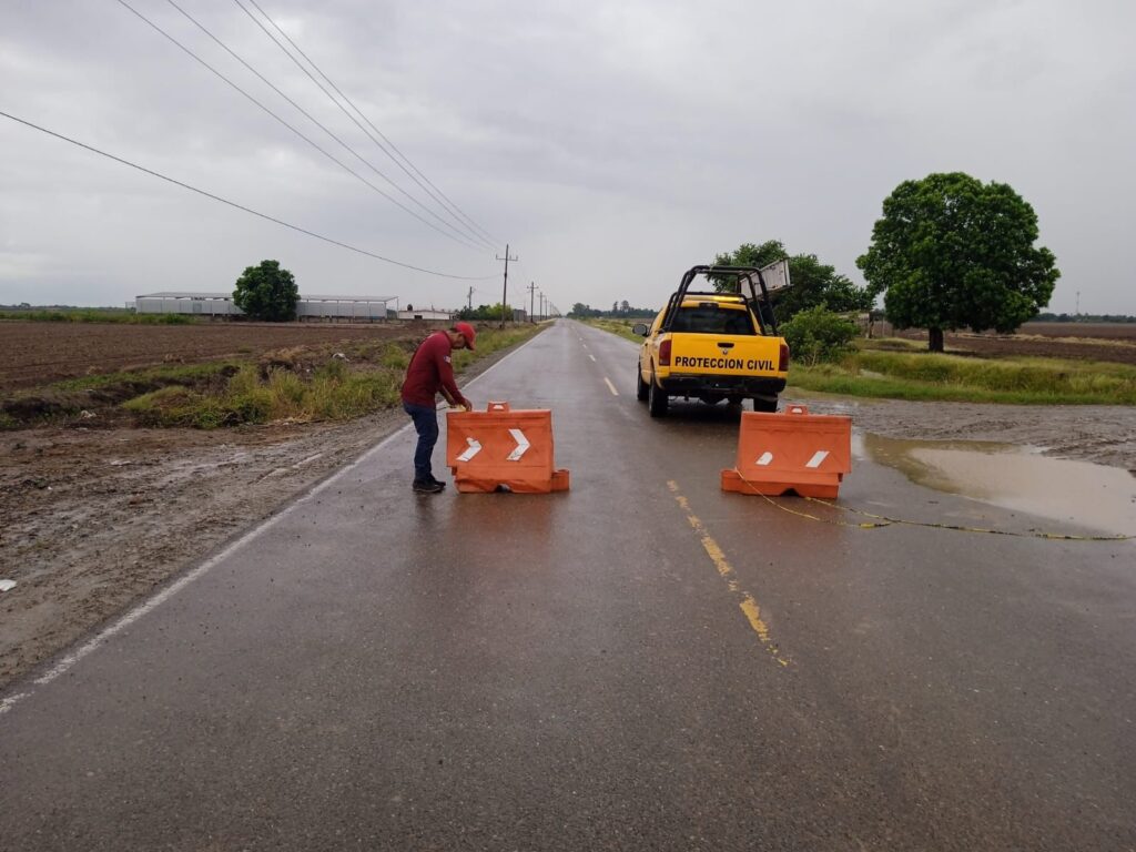 Autoridades cerrando la carretera que dirige a El Huitussito por socavón