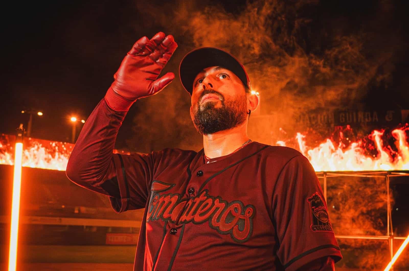 Alí Solís posando con la casaca de Tomateros de Culiacán