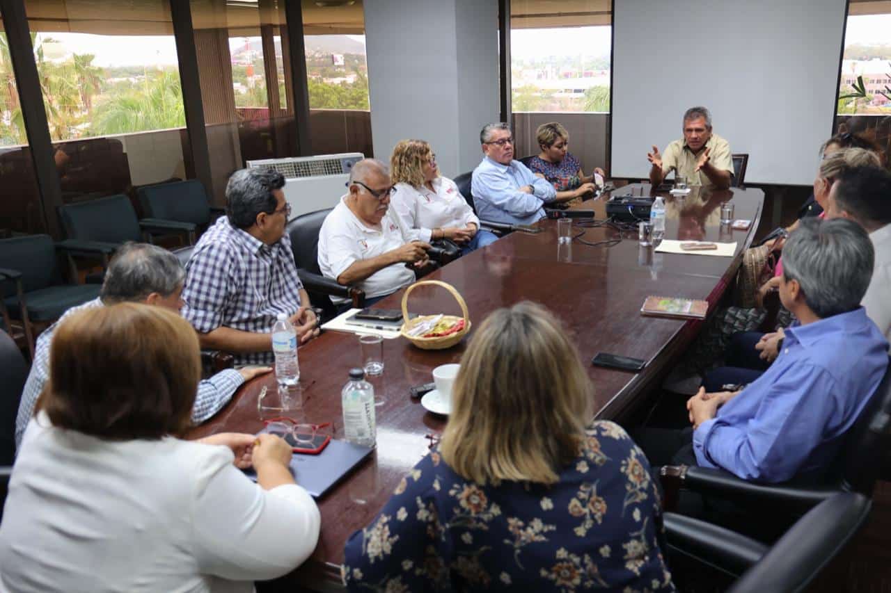 Funcionarios en reunión con Coordinadora Estatal por el Derecho Humano a la Vivienda y Reservas Territoriales