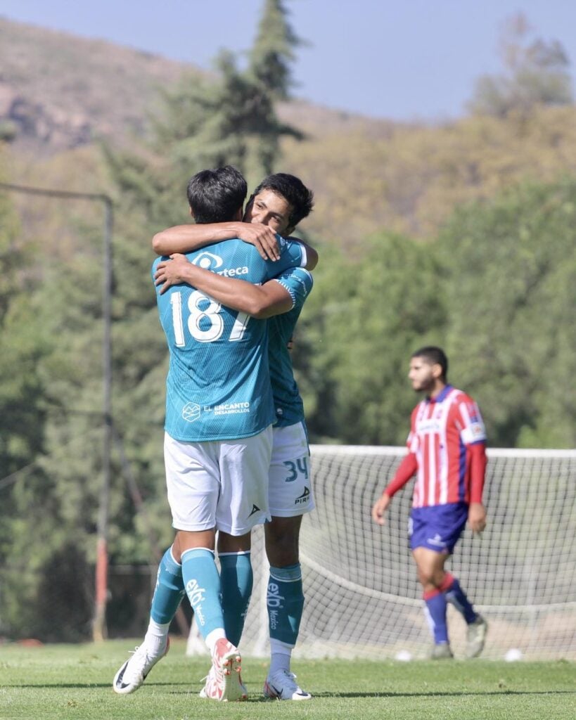 Luis Carrillo abrazando a cmpañero 