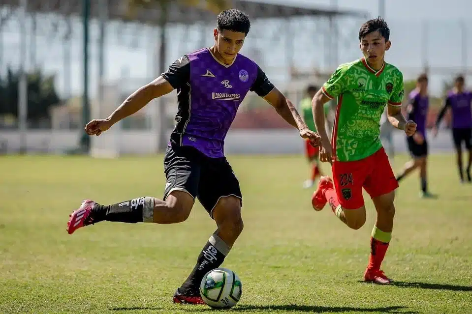 Luis Carrillo jugando futbol