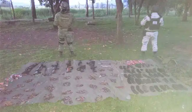Armas y cartuchos decomisados por la Guardia Nacional