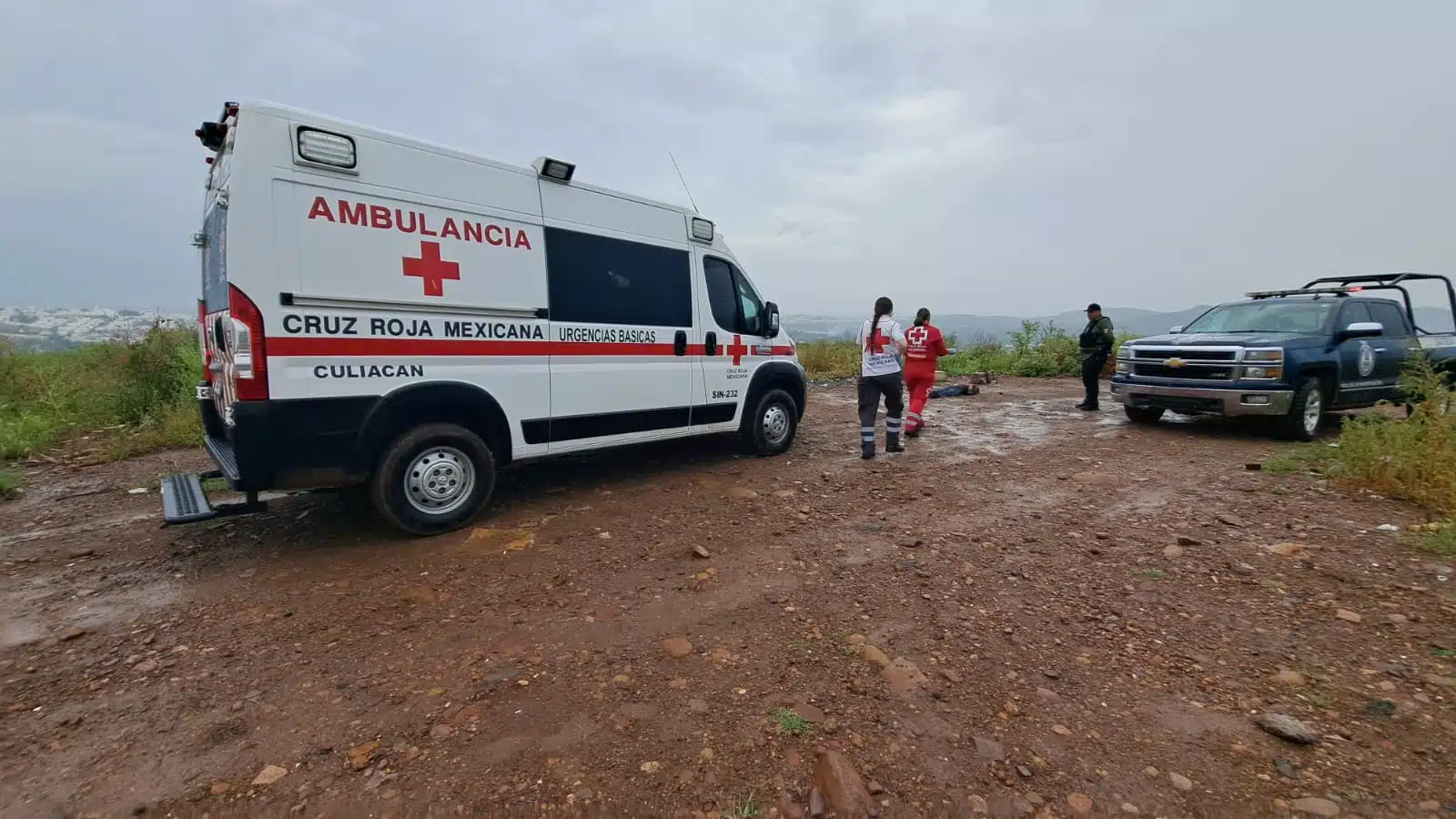 Paramédicos y policía en colonia El Mirador