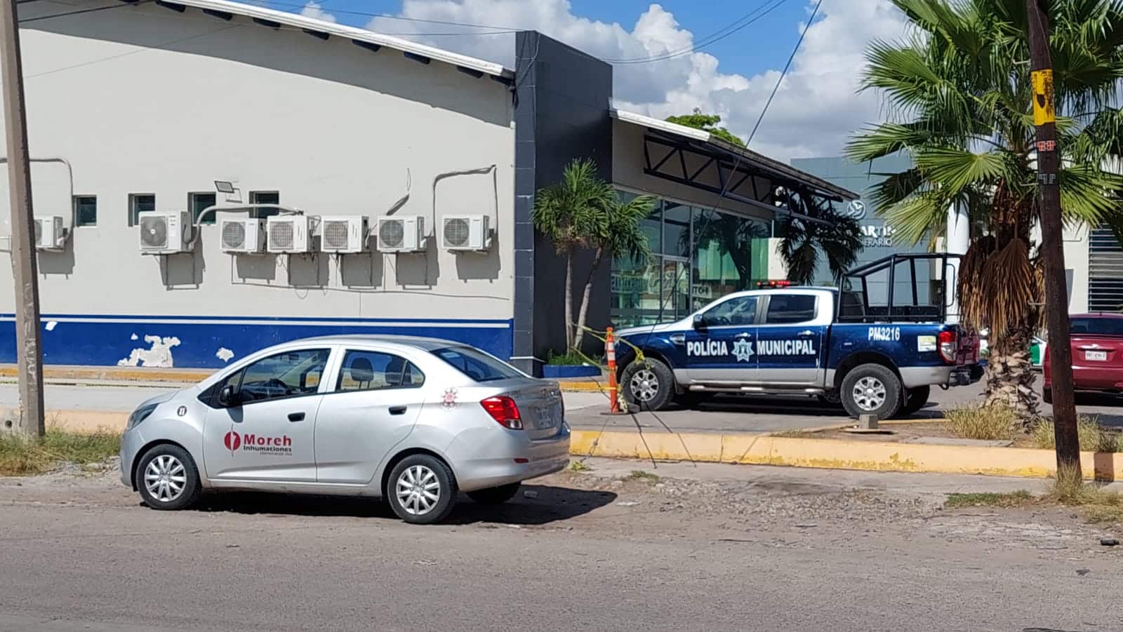 Un choche patrulla en la central de autobuses en Los Mochis
