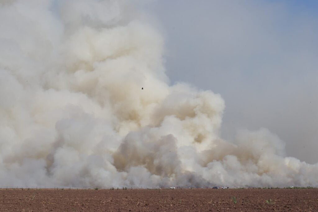 humo espeso en zona agrícola