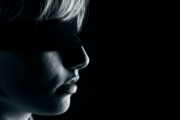 mujer con los ojos vendados