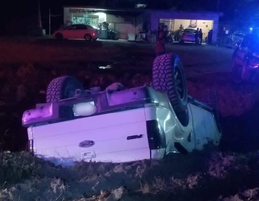 Camioneta pick up Ford volcada al interior de un canal