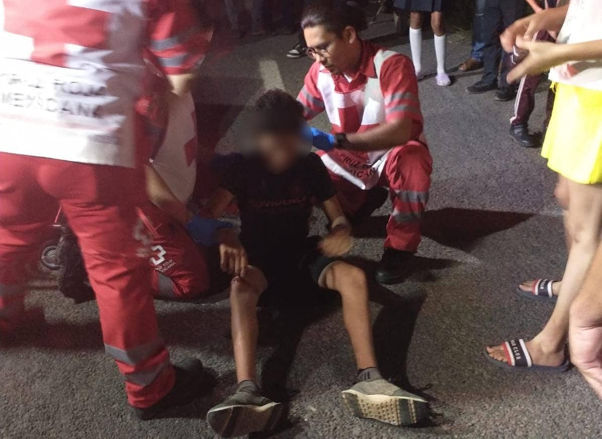 Joven siendo auxiliado por paramédicos de Cruz Roja Mexicana