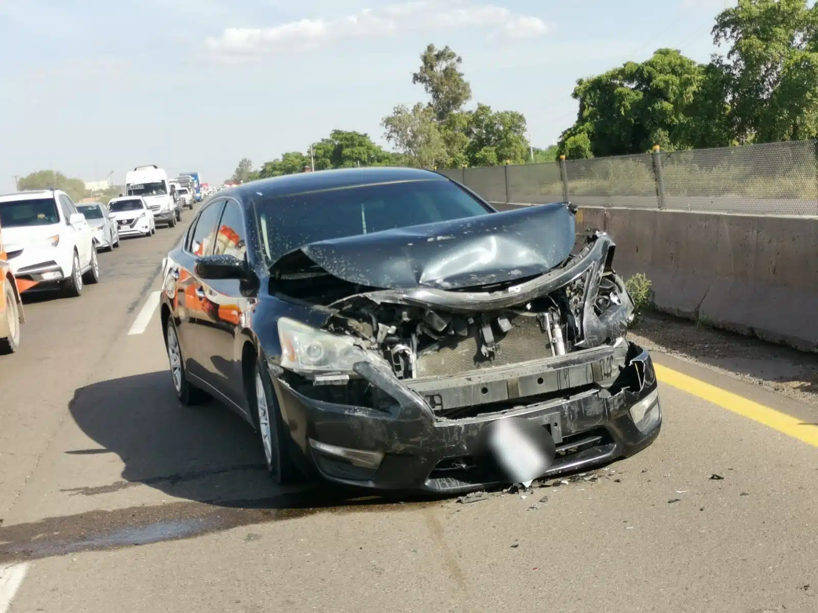 Nissan Altima color negro con daños en la parte delantera de la carrocería