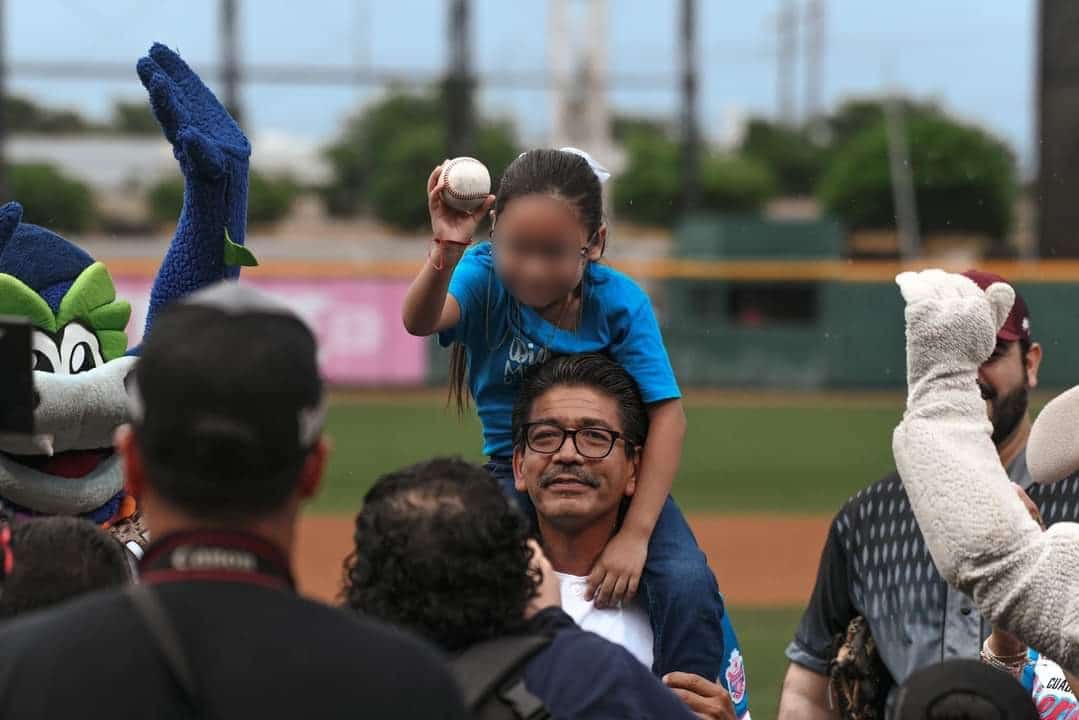 El alcalde de Guasave Martín Ahumada fue el encargado de lanzar la primera bola, junto a una de las menores que serán beneficiadas con su tratamiento contra la diabetes infantil