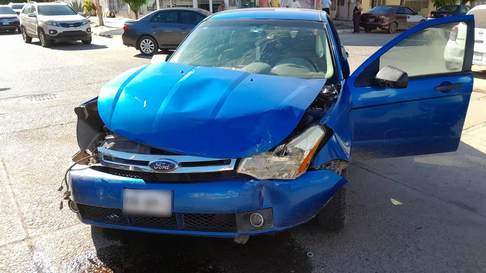 Automóvil Ford, color azul, con daños en la carrocería