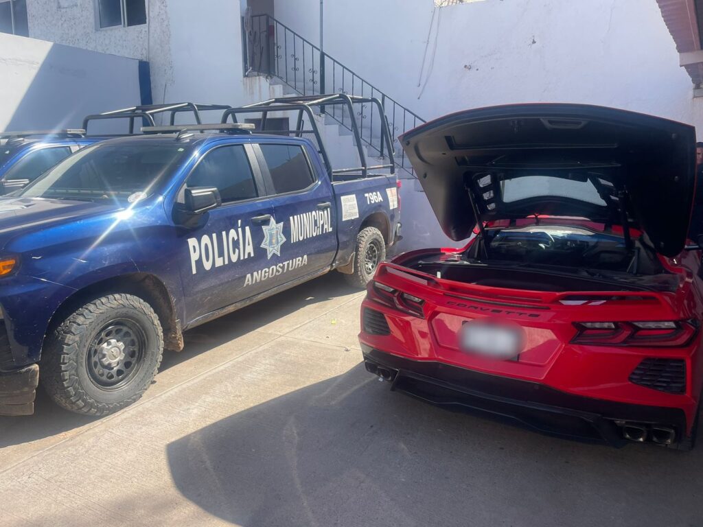 Patrulla de la Policía Estatal junto a un vehículo Chevrolet Corvette Stingray modelo 2023