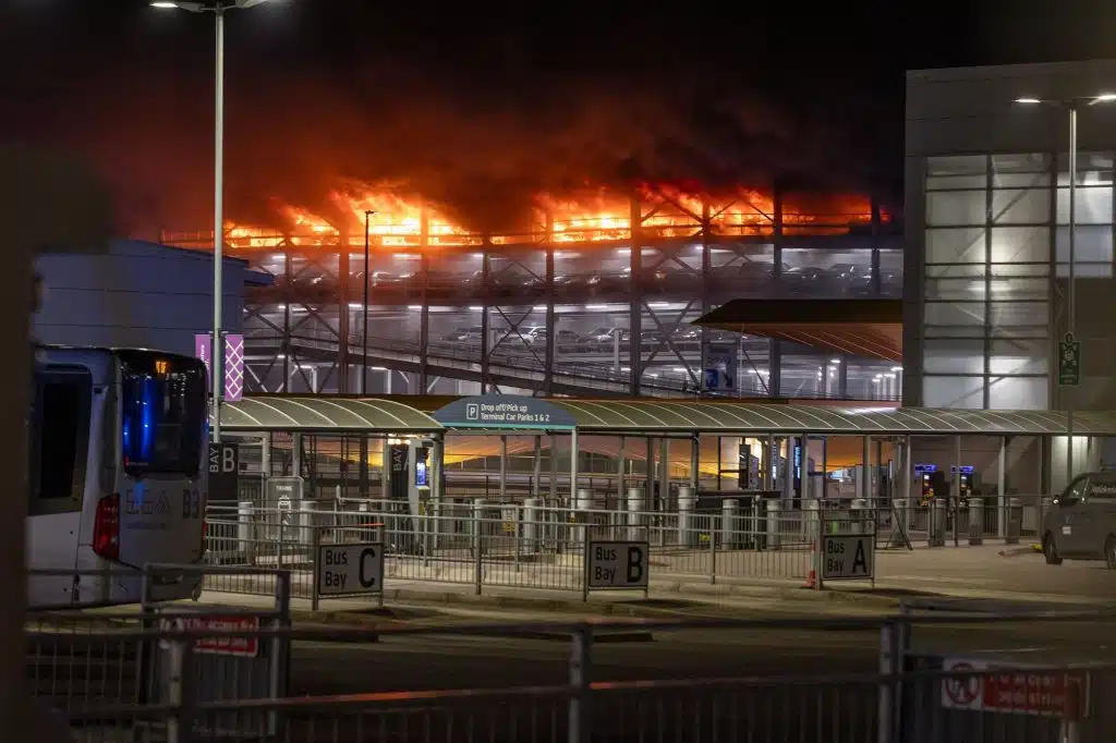 Incendio en estacionamiento de un aeroùerto en Londres