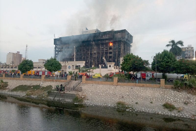 Complejo policial dañado por el incendio en Egipto