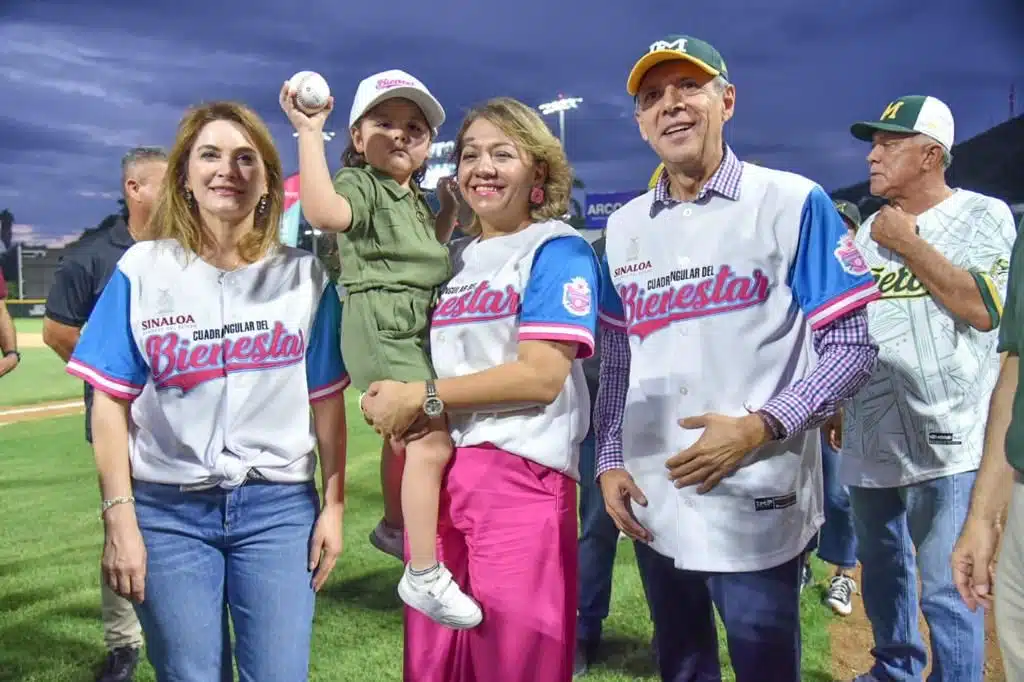 Alcalde de Los Mochis, Gerardo Vargas Landeros en estadio Emilio Ibarra Almada con su familia