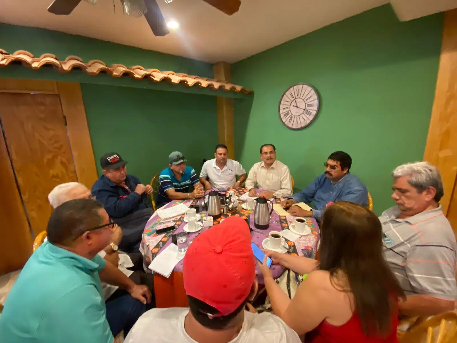 líderes de la pesca ribereña de 37 cooperativas pesqueras tuvieron un encuentro con el diputado federal Casimiro Zamora en Guasave