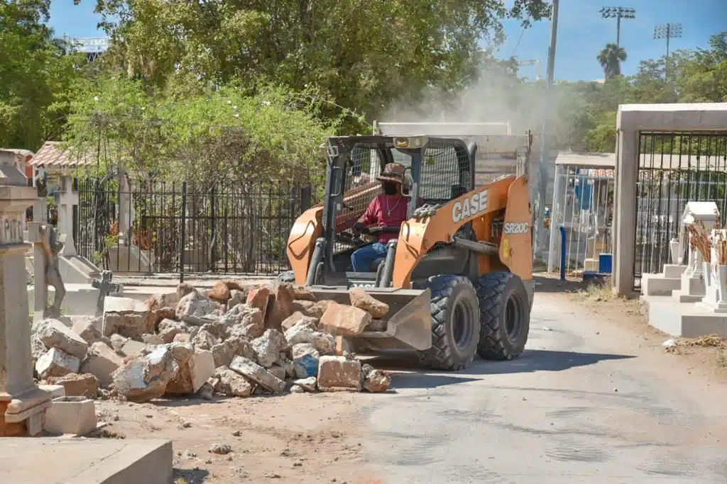 tractor limpiando panteon