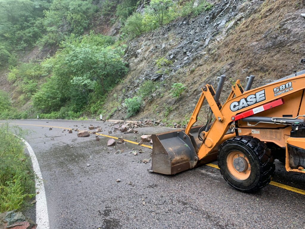 limpieza en la carretera Badiraguato-Parral por deslaves