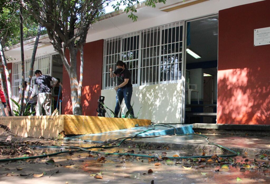 Limpieza en escuela primaria de Mazatlán