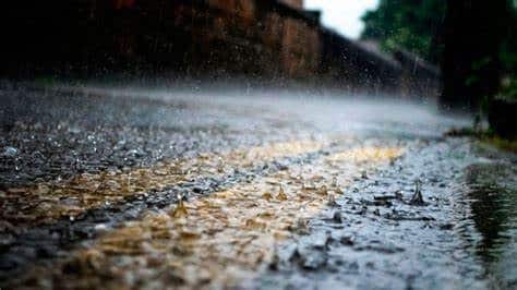 Calle con líneas amarillas mojada
