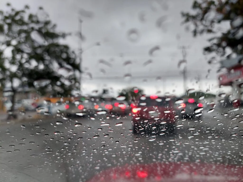 Gotas de lluvia en ventana de coche