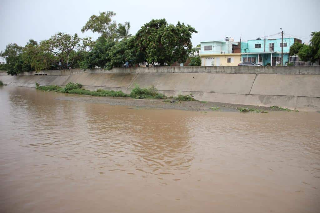 Canal lleno de agua