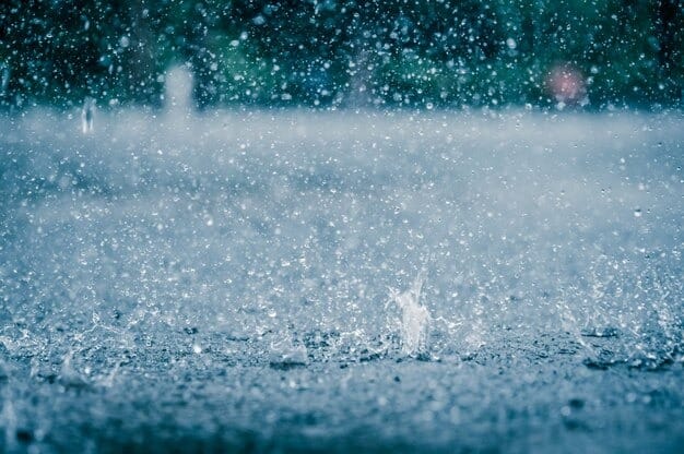 Gotas de lluvia cayendo al suelo