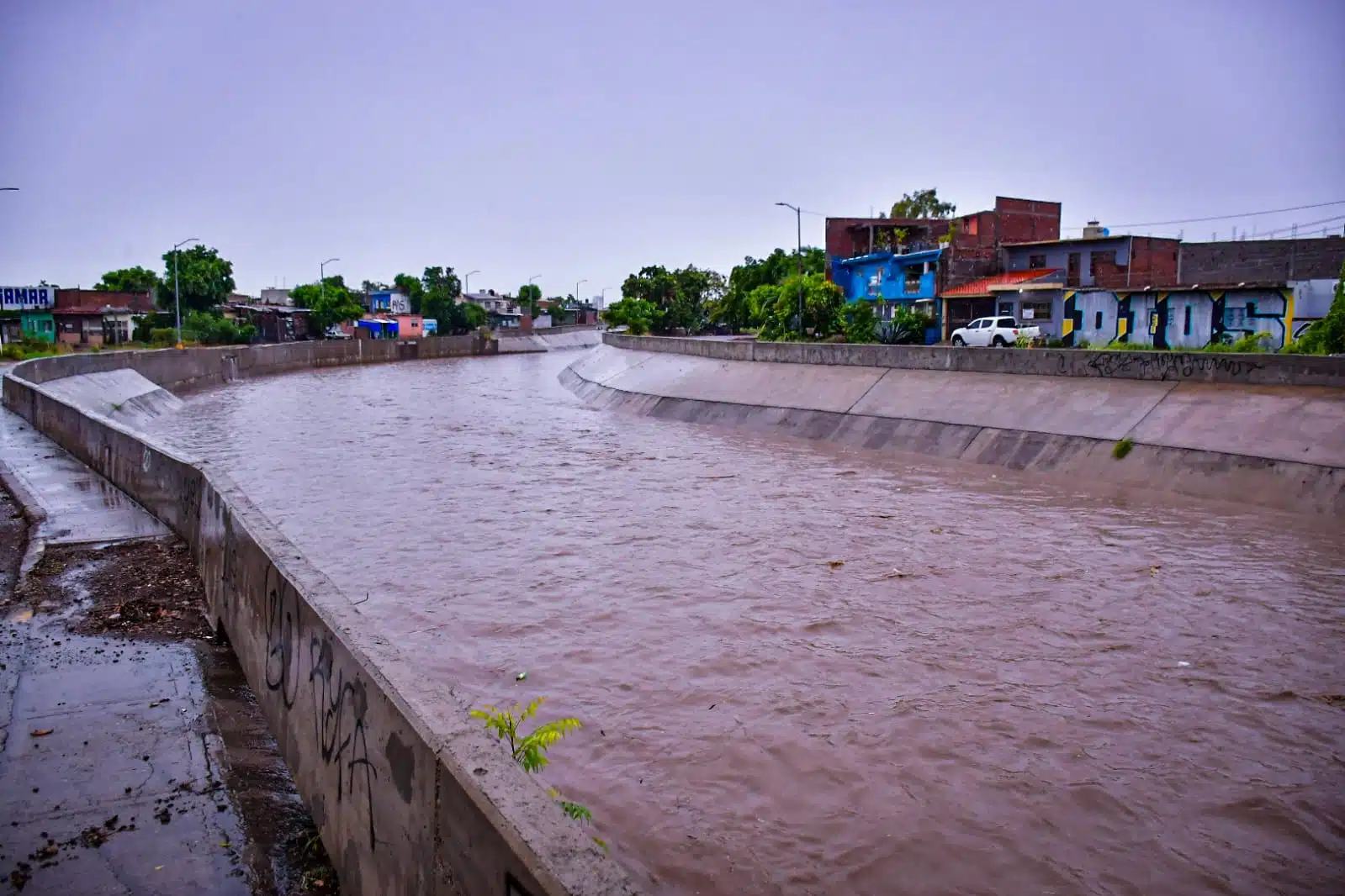 Canal lleno de agua