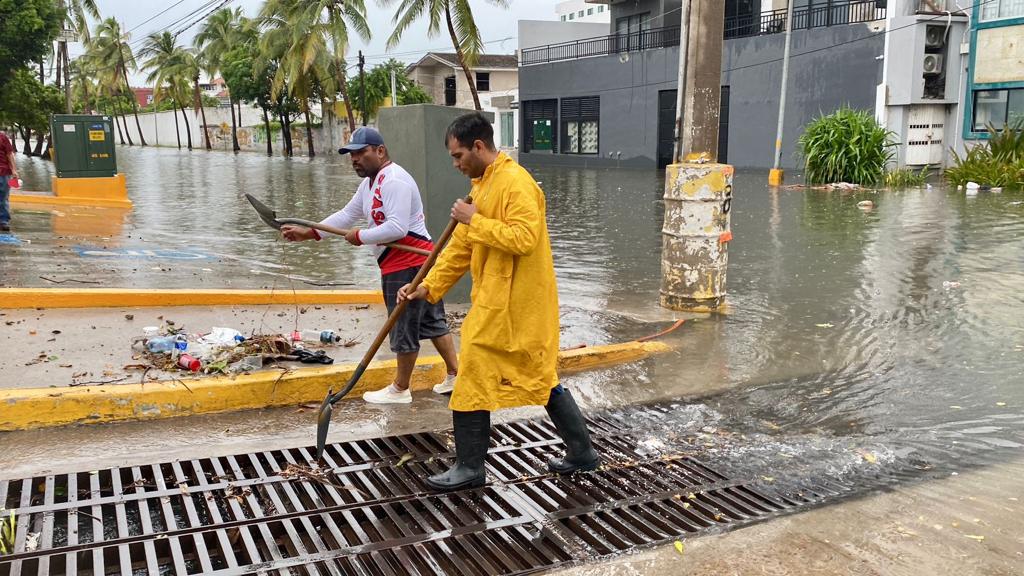 Trabajadores limpiando alcantarillas