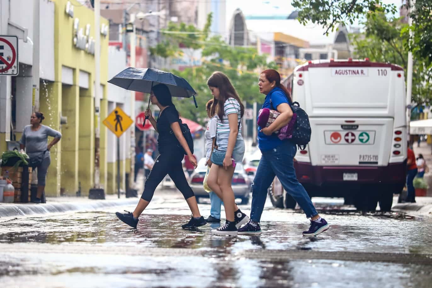 calles llenas de agua por lluvias intensas en Culiacán. Foto: Jesús Verdugo