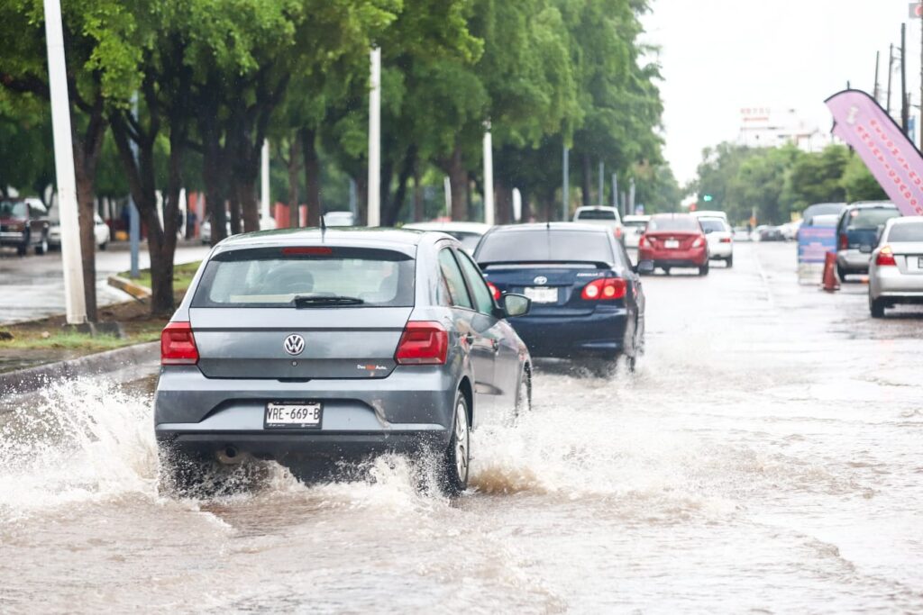 calles llenas de agua por lluvias intensas en Culiacán. Foto: Jesús Verdugo