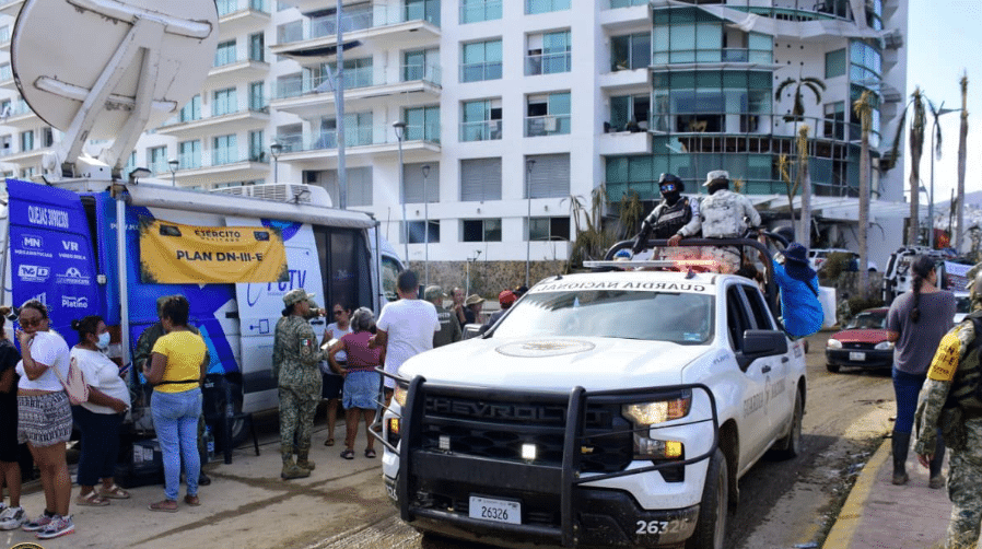 Militares apoyando a personas en Acapulco