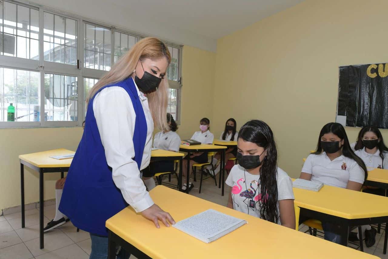 maestra y alumnos con cubrebocas durante clase
