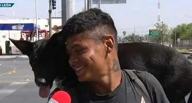 Joven migrante y su perro en México