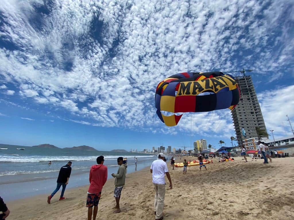 Personas en playa de Mazatlán