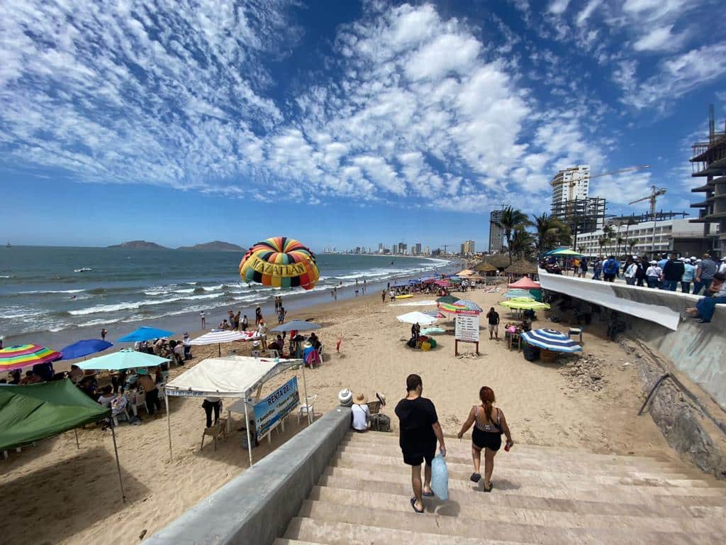 Personas en playa de Mazatlán