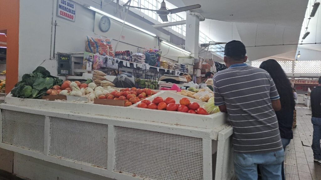 Puestos de locatarios de mercado independencia en Los Mochis.