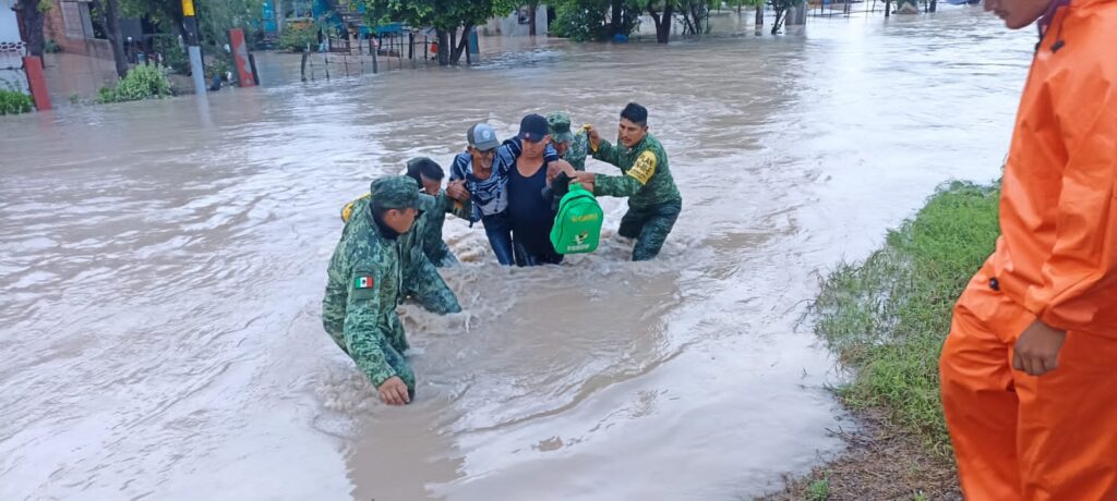 Militares ayudan a personas por inundaciones de "Norma"
