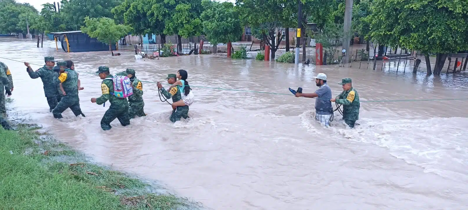 Militares ayudan a personas por inundaciones de 