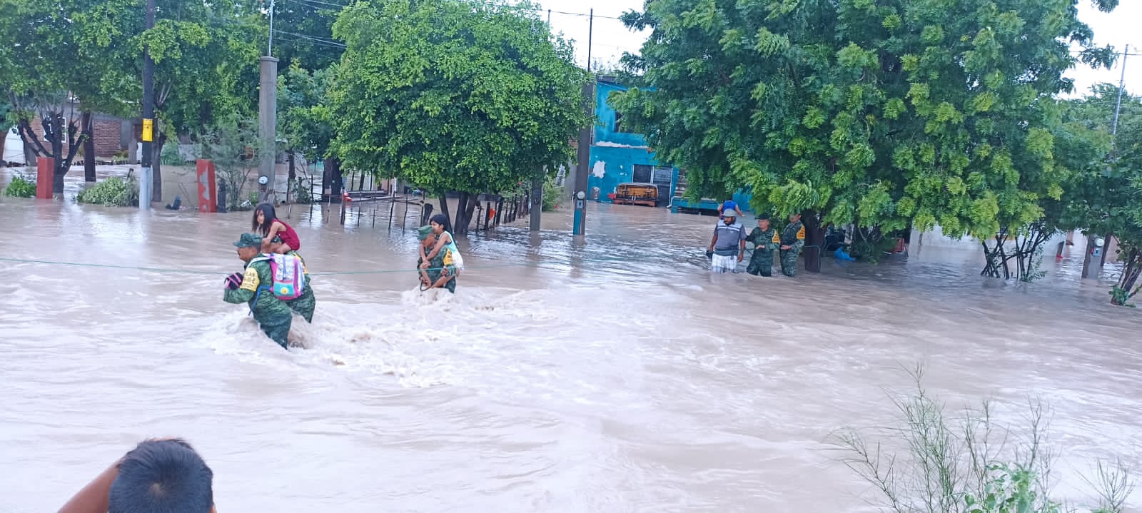 Militares ayudan a personas por inundaciones de 