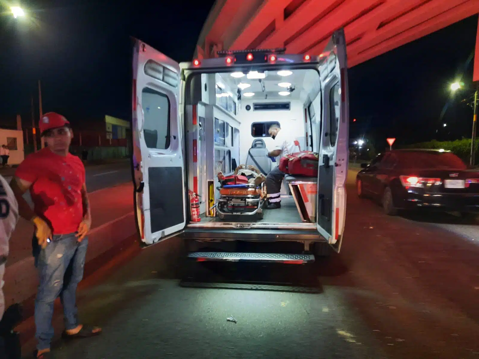 Paramédicos de Cruz Roja Culiacán auxiliaron a las dos personas involucradas en el accidente.