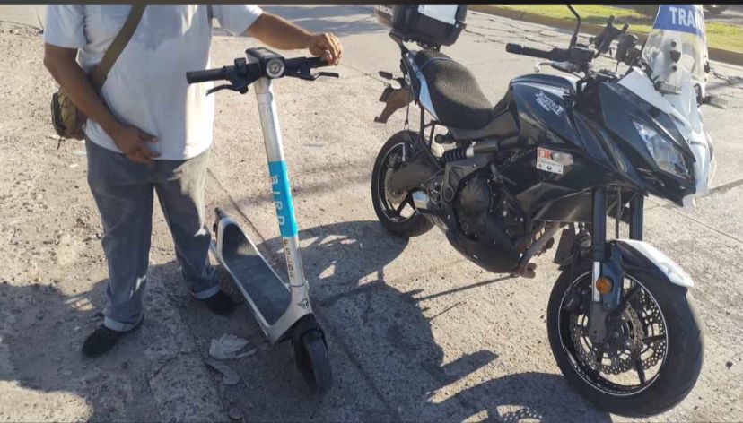 Estudiante con motopatín en calle