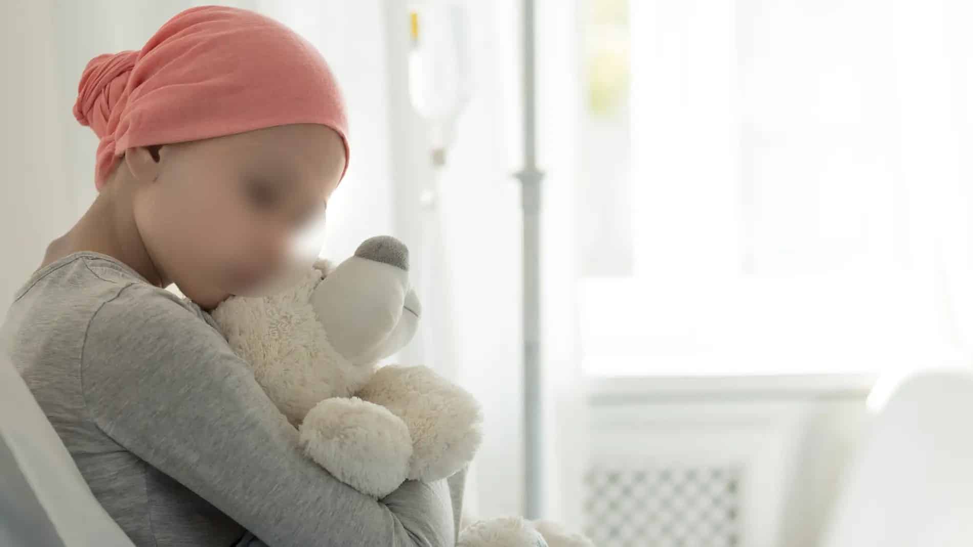 Niña con el rostro difuminado