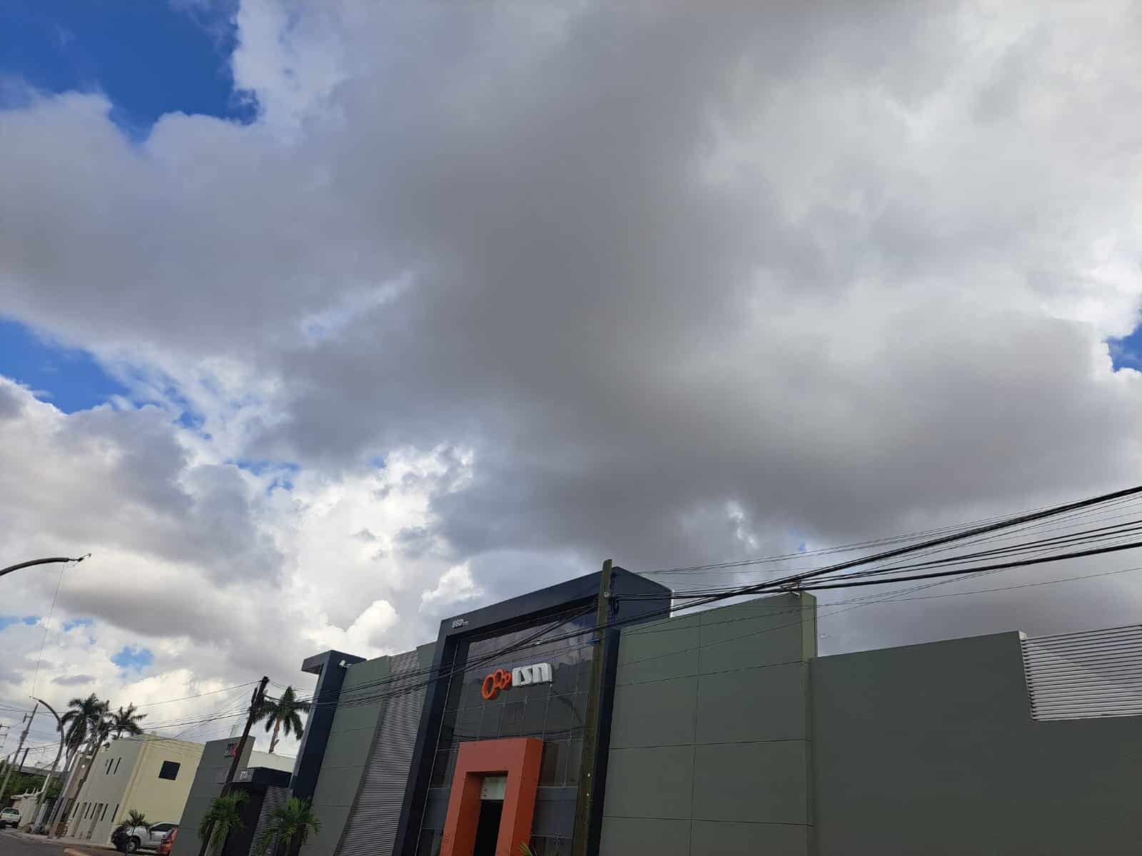 nube blanca encima de edificio de grupo rsn