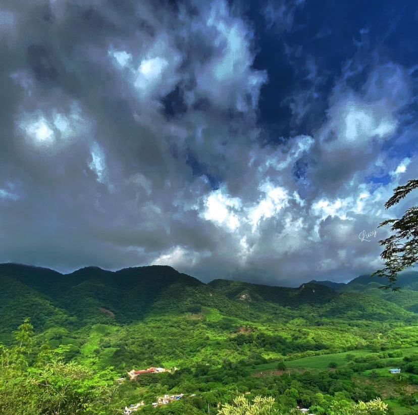 Nubes en el cielo y montañas verdes