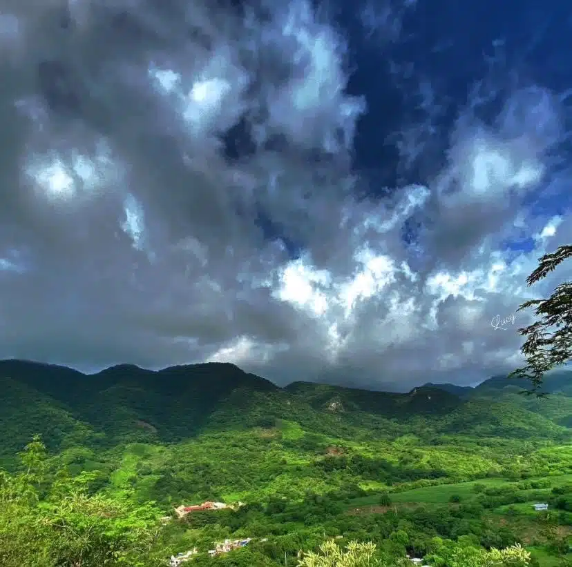 Nubes en el cielo y montañas verdes